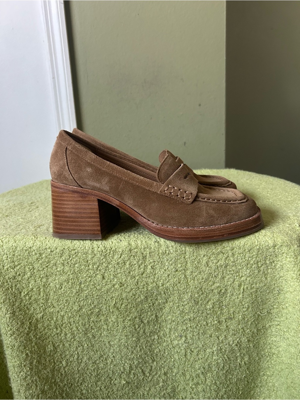NWOB Chocolat Blu Suede Penny Loafer Block Heels - Tan Sz 7